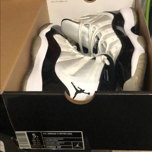 Air Jordan 11 Retro (GS)
White/Black-Dark Concord
